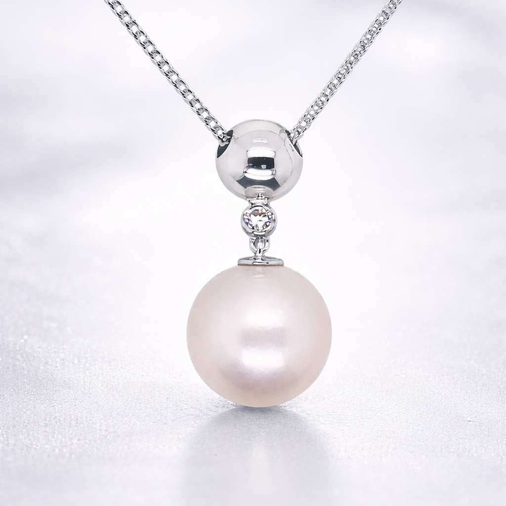 Simple Diamond Pearl necklace